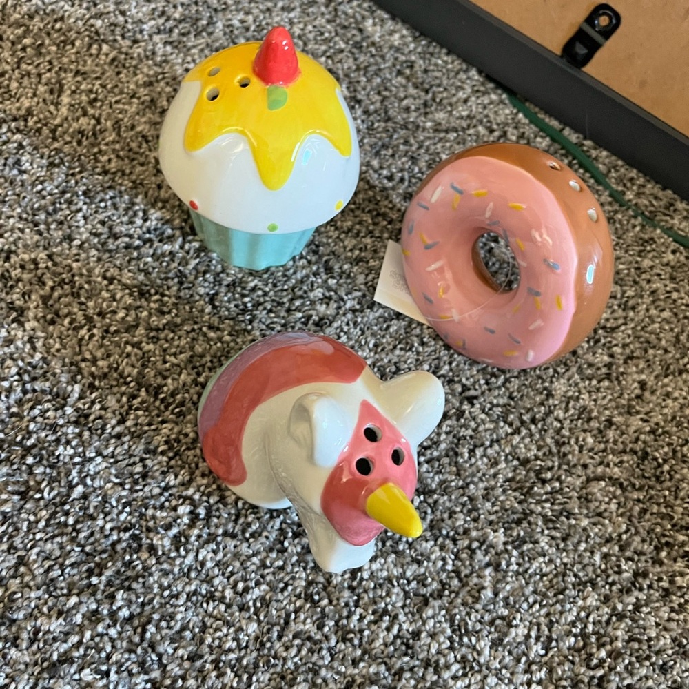 Set of three sprinkle shakers